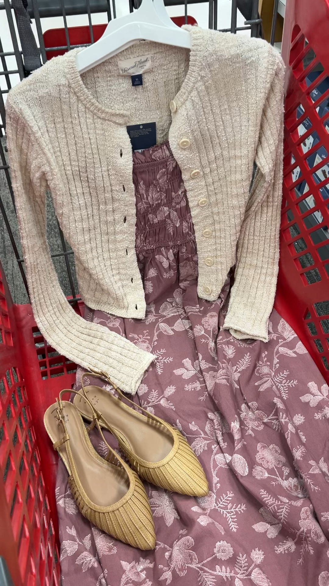 Target spring outfit idea with this sleeveless midi dress and slingback kitten heels. Dress also comes in a white and blue floral. Nice fabric and fit! 