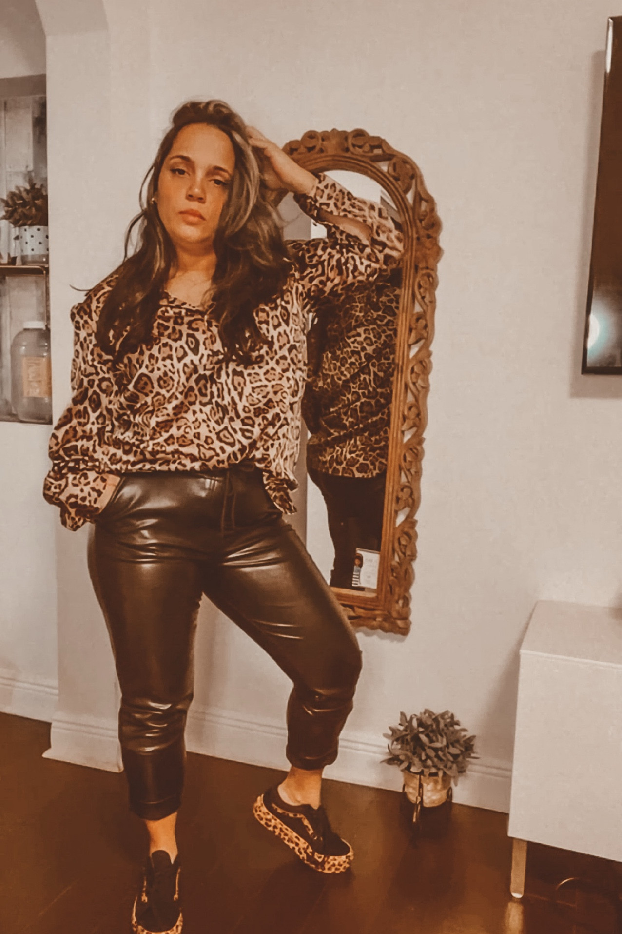 Pantalones de cuero y camisas de animals print amo la combinación  

#LTKHoliday #LTKU