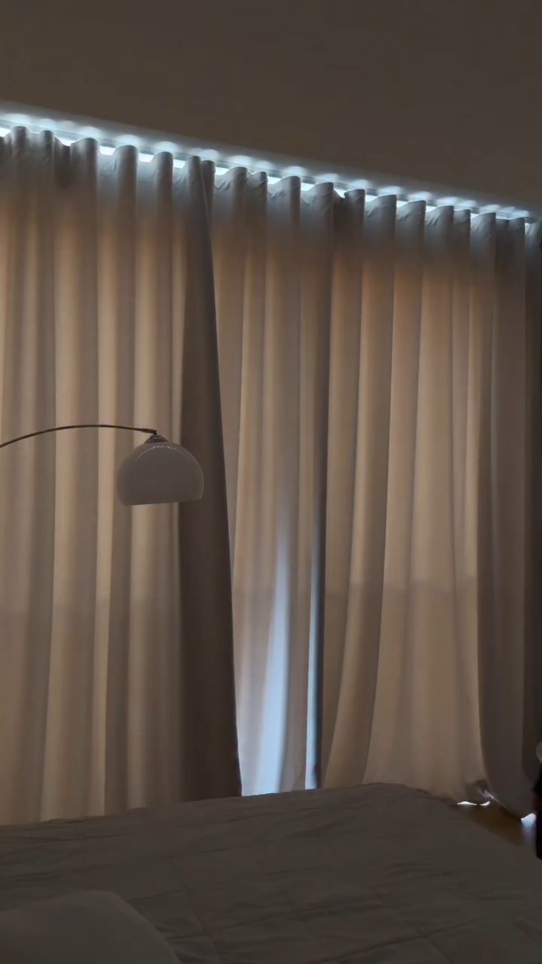 Decisamente team “odio stirare”, ma per alcuni capi non posso evitare… 😩 (sarà l’asciugatrice che me li stropiccia troppo) quindi avevo bisogno di un rimedio facile, veloce e comodo senza mettere in mezzo asse da stiro e cose troppo impegnative 😂 
Con @steamone_official ho trovato la soluzione perfetta!💨 e voi che team siete? 🤭 
#steamone @steamone_italia