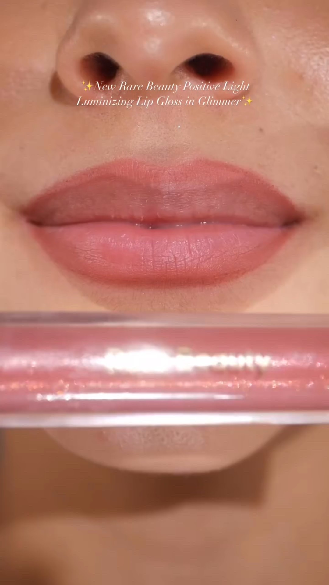 Wearing the @rarebeauty Positive Light Luminizing Lip Gloss in Glimmer ✨ A soft rose gold gloss with champagne and rose gold pearls that catches the light just right 💖 So glowy, juicy, and smooth 🫶🏼 @selenagomez #RareBeauty #PositiveLightGloss #Glimmer