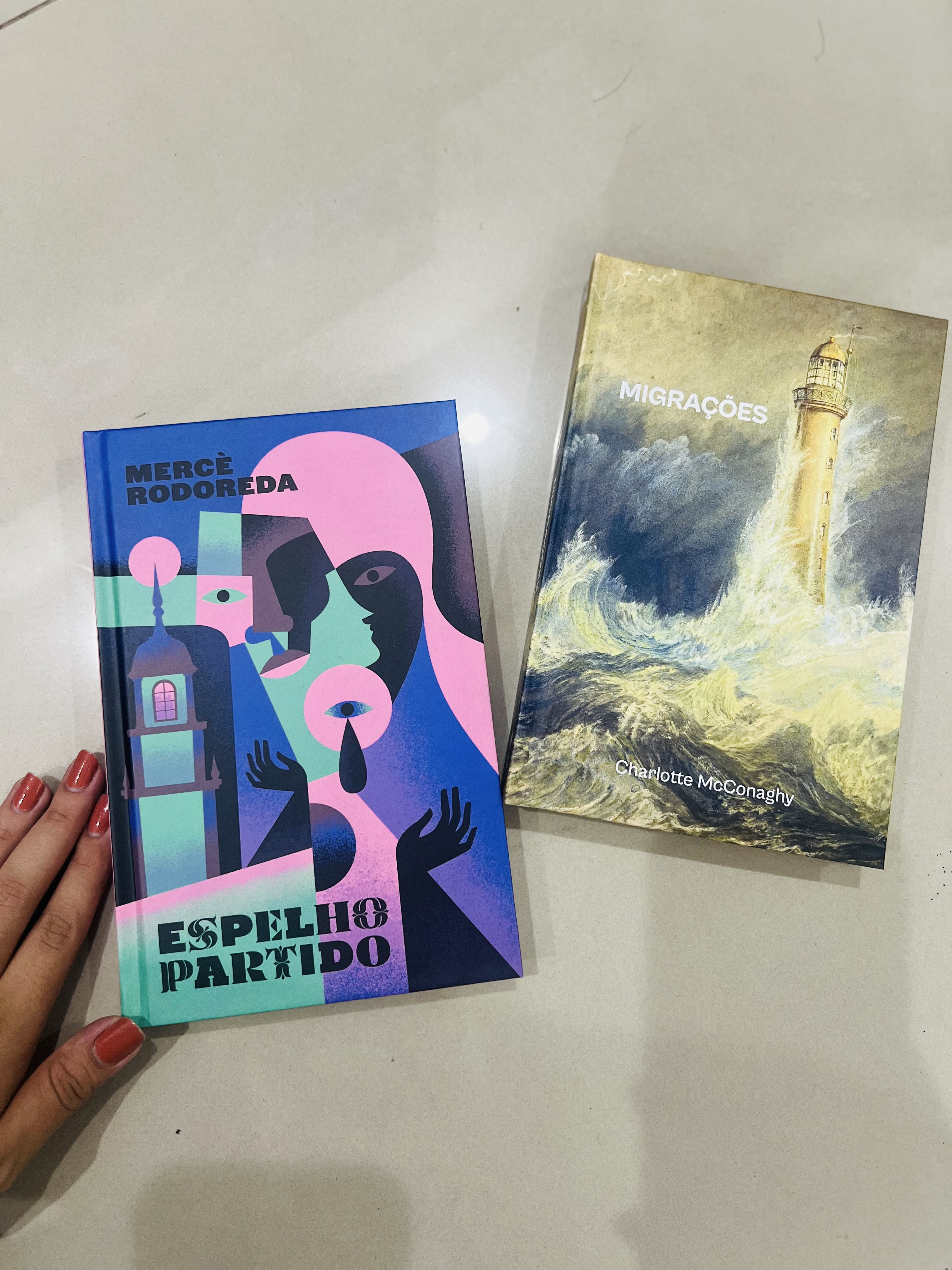 Indicação de Livros 📚 

🦅 Migrações: um livro sobre animais e o amor, sobre tentar entender e aceitar que somos criaturas e o significado de ser um animal humano, para que possamos encaixar nossa própria natureza selvagem no mundo.

🪞 Espelho Partido: um romance de personagens aparentemente comuns, mas com o peso de nostalgia que carregam todos aqueles que vivem com intensidade.

#LTKbrasil #LTKhome #LTKhomens