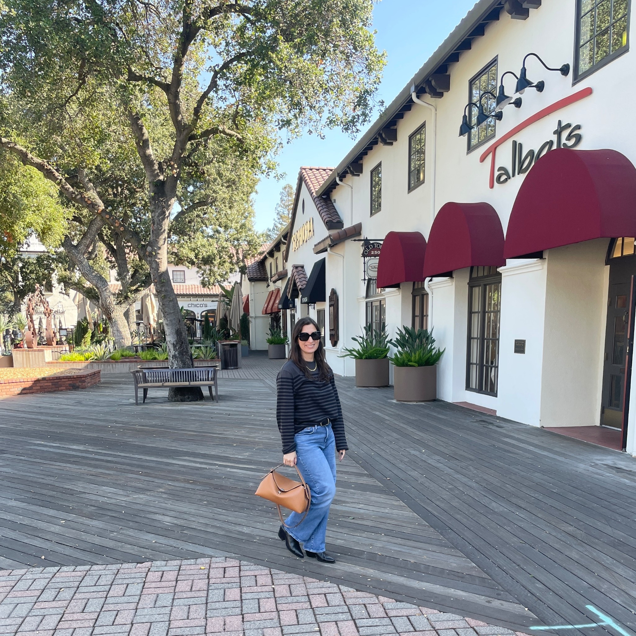 Cool fall weather calls for the perfect long sleeve tee 🙌❤️

#LTKFindsUnder50 #LTKStyleTip #LTKItBag