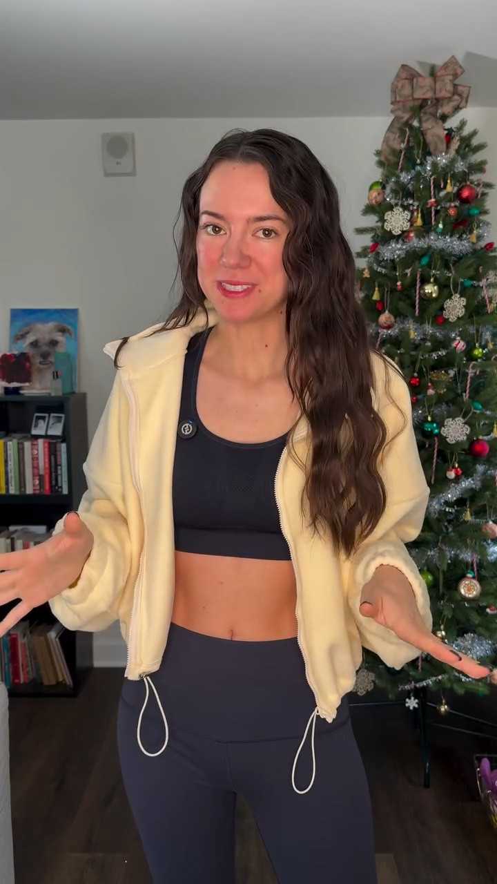 Comment “SET” for the links 🤎  Today’s gym OOTD featuring my new Underoutfit set and let me just say, the only reason I’m wearing a layer over this is because 1) I don’t like showing that much skin while walking to the gym and 2) it’s cold outside! At least the color compliments the navy perfectly so it doesn’t take away from the look.

The material on this set is super stretchy with that soft, matte finish that works for everyday wear and the gym. And the sports bra? It’s incredibly supportive. My chest doesn’t move and if it fits me this securely, I know it’ll lock in comfortably for bigger-chested girlies too.Plus, the top and bottom are sold separately, so you can mix sizes and get your perfect fit. Underoutfit really thought this one through.

I grabbed mine instore, so if you’re local, definitely stop by and check it out and don’t forget to use my in-store promo code PHILLYLOVE for 20% off.

📍Underoutfit
1611 Walnut St, 
Philadelphia, PA 19103

✨ Comment “SET” or “SHOP” for the links.
✨ Follow @rachel.corridean for more OOTDs & gym fits.
.
.
@underoutfit #underoutfitphilly 

I’m Rachel Corridean — fashion discussed by an amateur, styled by a friend.

underoutfit set, underoutfit review, navy workout set, supportive sports bra, high waisted leggings outfit, everyday leggings, gym ootd, winter workout outfit, matching workout set, comfy athleisure outfits, rachel recreates style, petite gym outfits, philly fashion creator, navy athleisure style