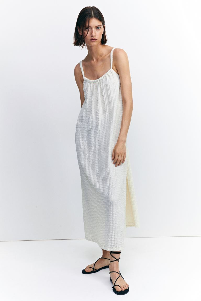 Knitted dress with textured design | H&M (DE, AT, CH, NL, FI)
