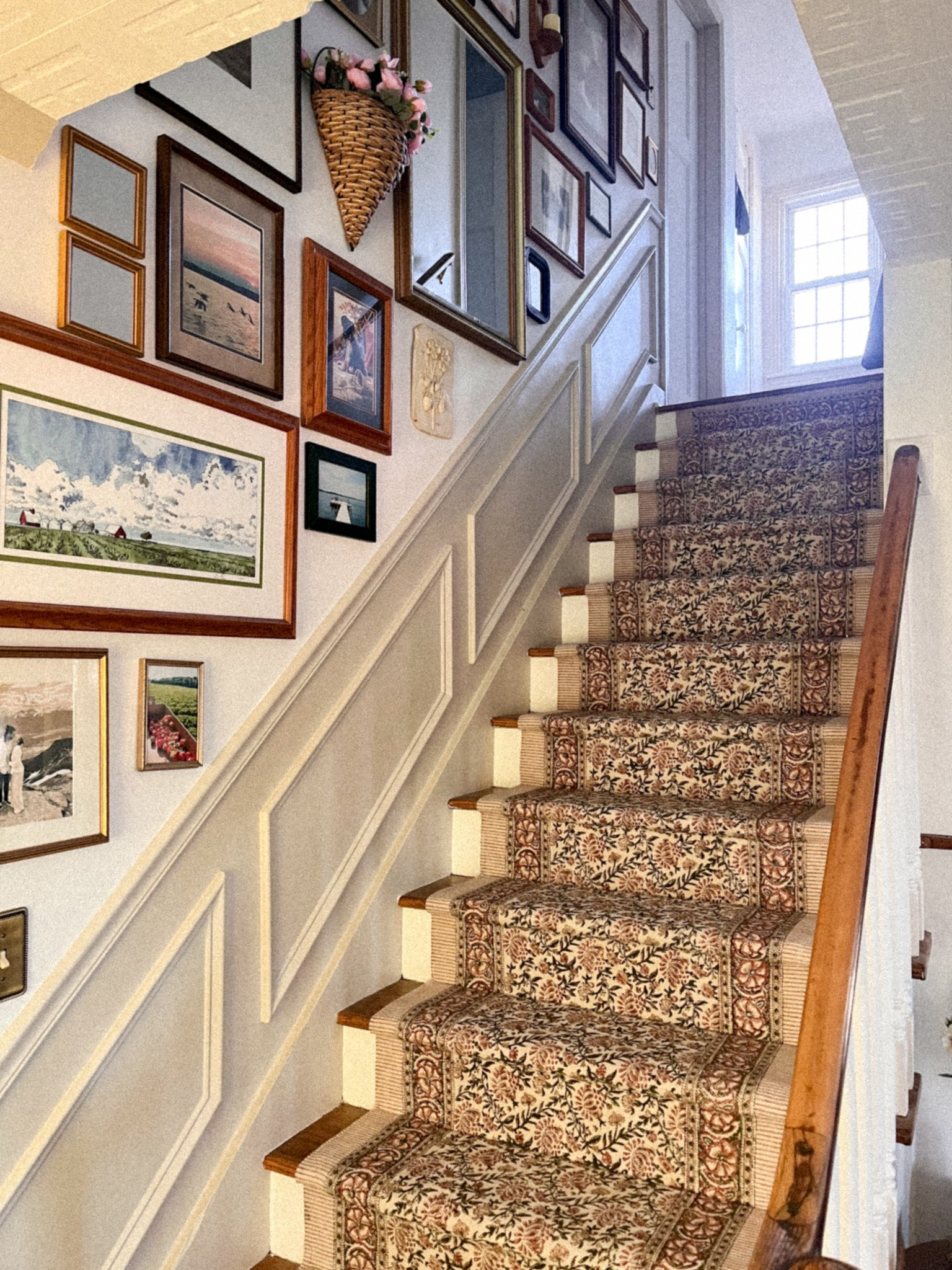 The most beautiful stair runner 😍 the quality is amazing, and it’s so affordable!!! 
.
.
#staircase #stairrunner #rugs #diy #homedecor #vintagestyle

#LTKStyleTip #LTKHome
