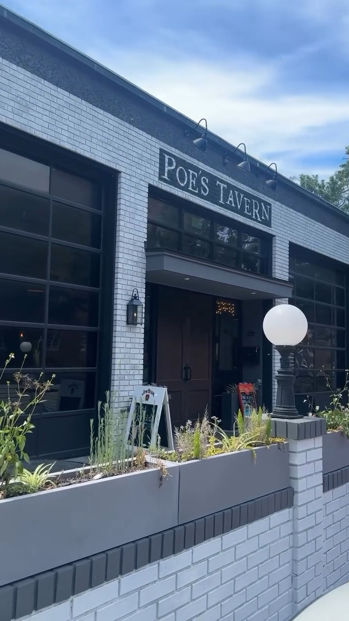 Looking for a cool place to eat in #savannahga ? Check out @poestavernsav ! Not only do you get a delicious meal surround by the works and photos of Edgar Allen Poe but you also get a prize if you can find one of the hidden ravens! #placestoeatsavannah