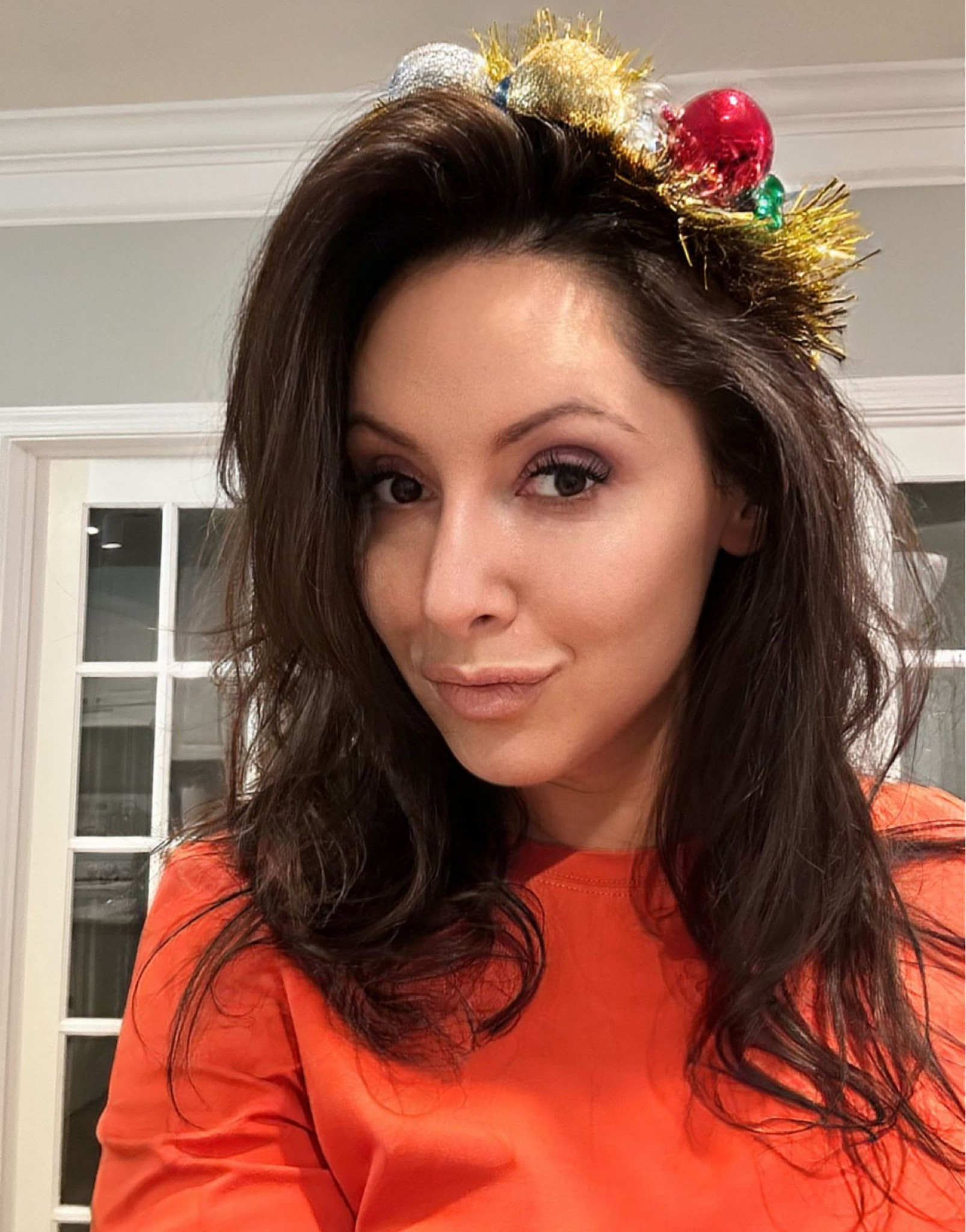 Add some festive flair to your holiday look with this headband made out of Christmas ornaments! 🎄✨ It's the perfect accessory to sparkle and shine all season long.  #HolidayHeadband #FestiveFashion"