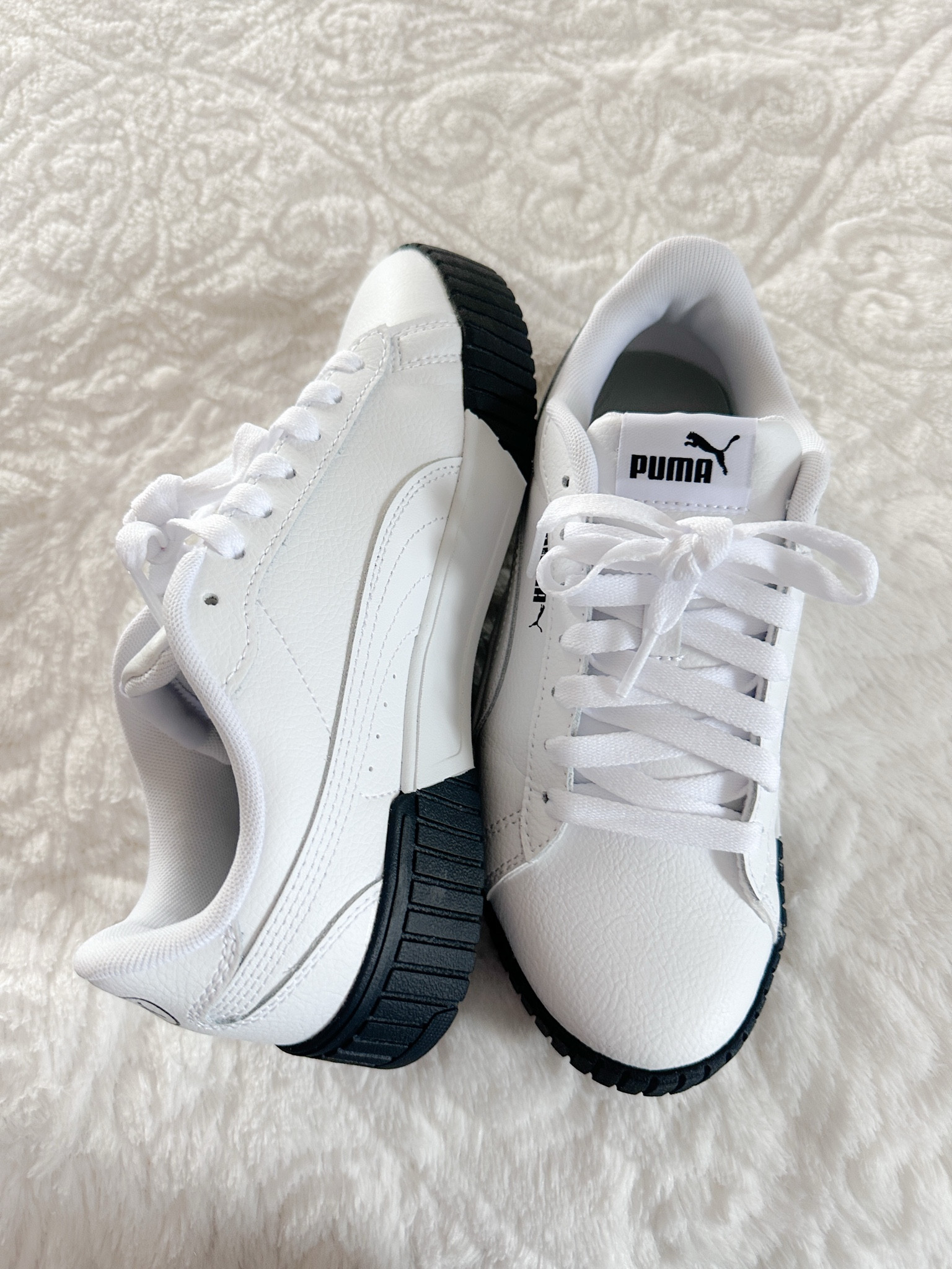 Super comfy and equally cute sneaks! 🖤🤍

#LTKShoeCrush #LTKActive #LTKFindsUnder100