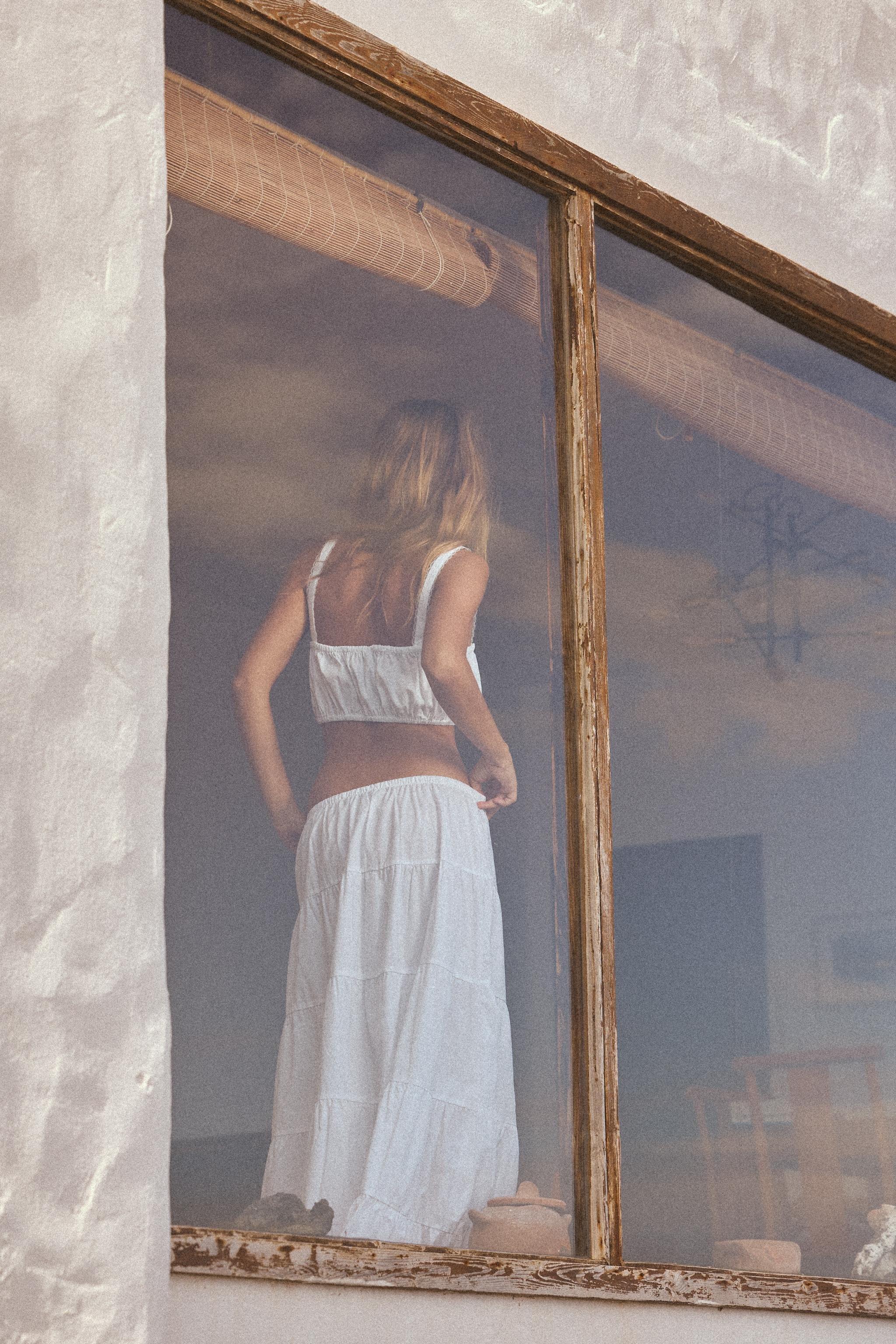 Long skirt made of cotton. Mid-rise with adjustable drawstring elastic waistband. Tiered hem. | Zara US