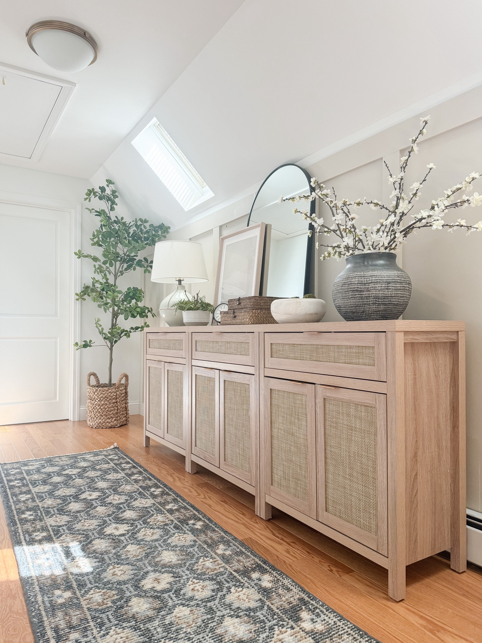 Console Table

Home Decor  Room Decor  Neutral Finds  Artificial Plant  Pottery  Lamp  Wall Mirror  Area Rug  Living room Decor

#LTKHome #LTKFindsUnder50 #LTKStyleTip