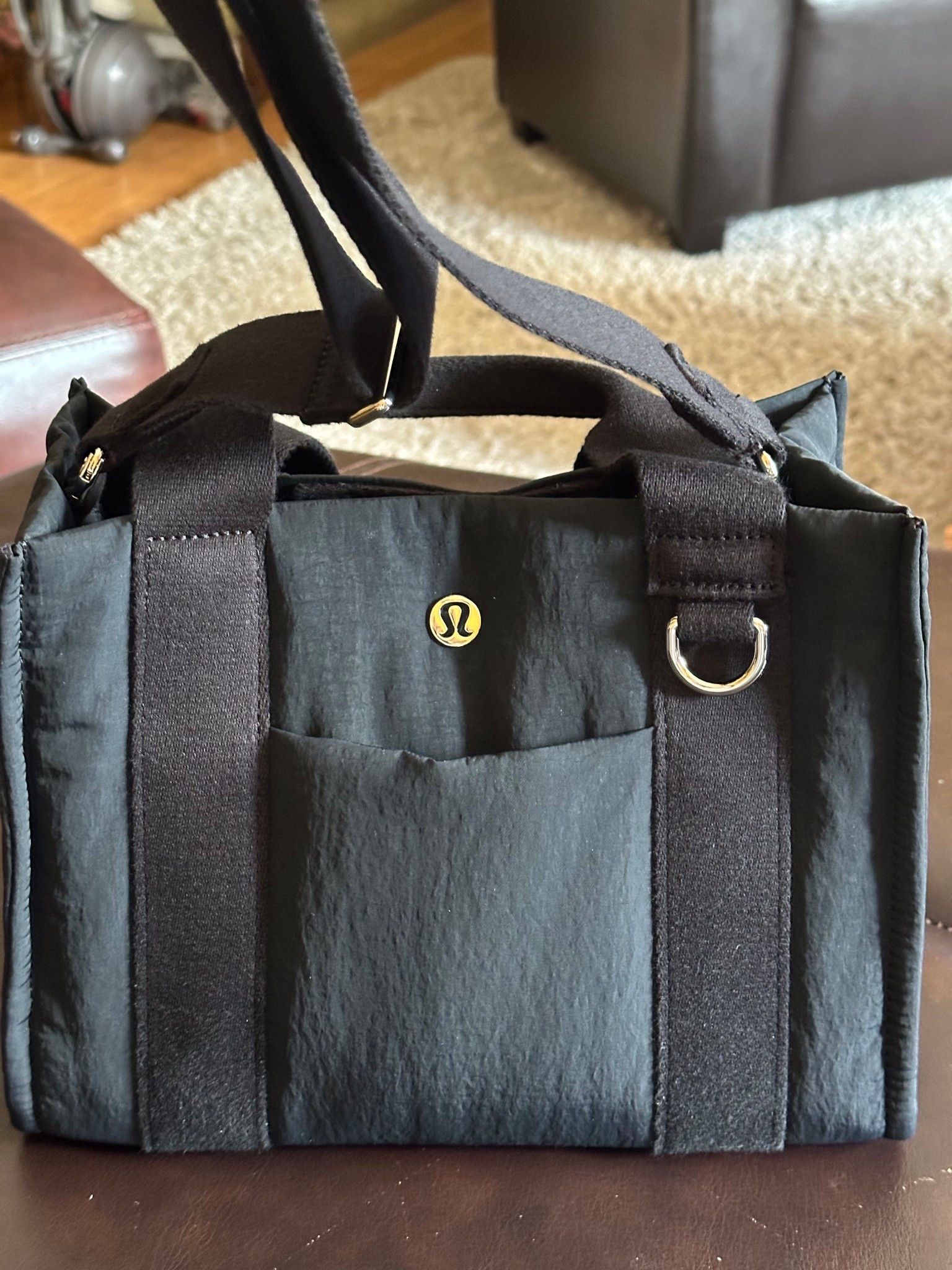 This is the perfect size cross body bag for all your needs !   Comes Ona bone and pink shade as well .   Carry handles as well as cross body strap .  Snap button enclosure in middle .  Outside pocket stores your phone nicely .   

Bag @lululemon

#allpurpose
#crossbody
#purse
#lightweight
#catchallbag 

#LTKcanada