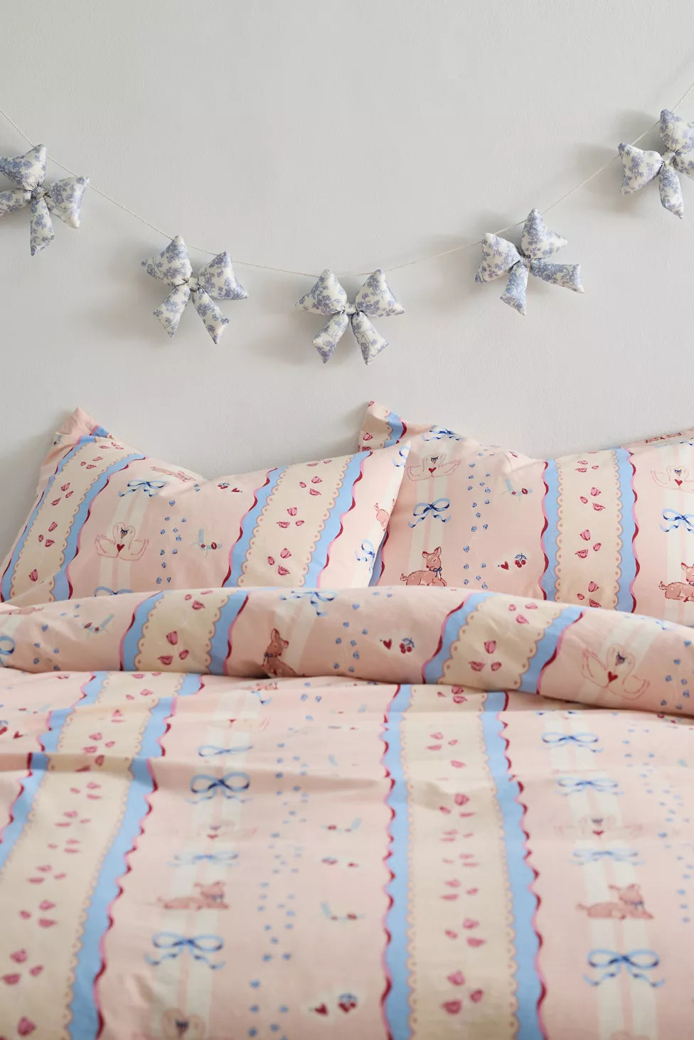 Satin Puffy Bow Garland | Urban Outfitters (US and RoW)