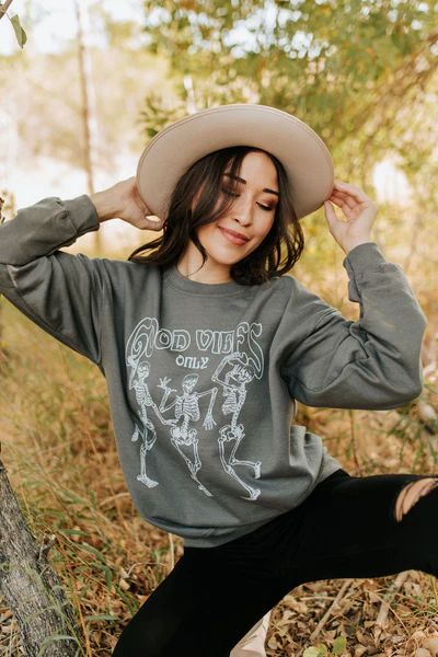 THE GOOD VIBES ONLY SKELETONS PULLOVER IN CHARCOAL | Pink Desert