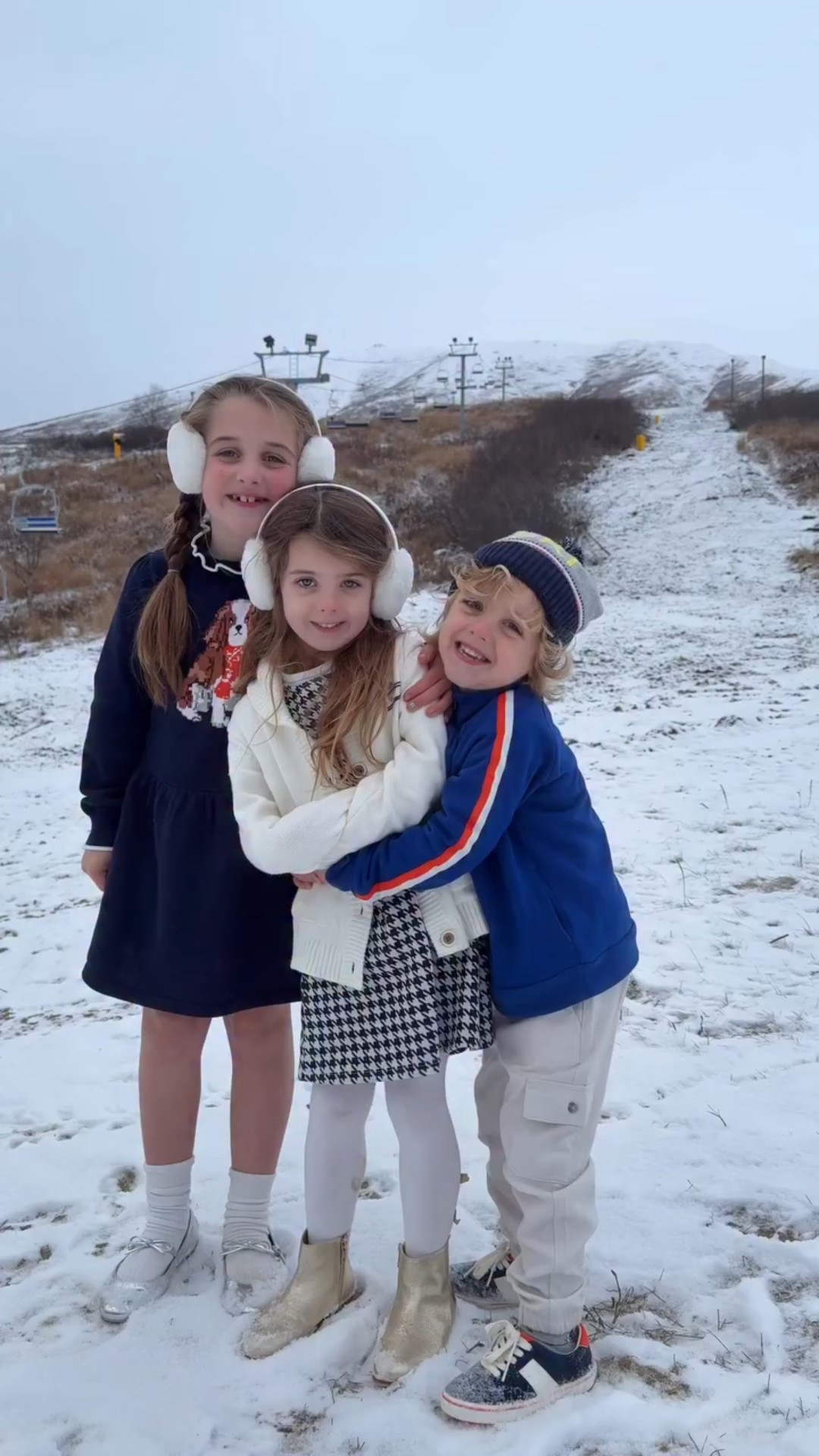 Après ski with my little snow bunnies wearing the new @graymalin x @janieandjack collection 🐾❄️

#janieandjacklove #janieandjackxgraymalin #janieandjackpartner