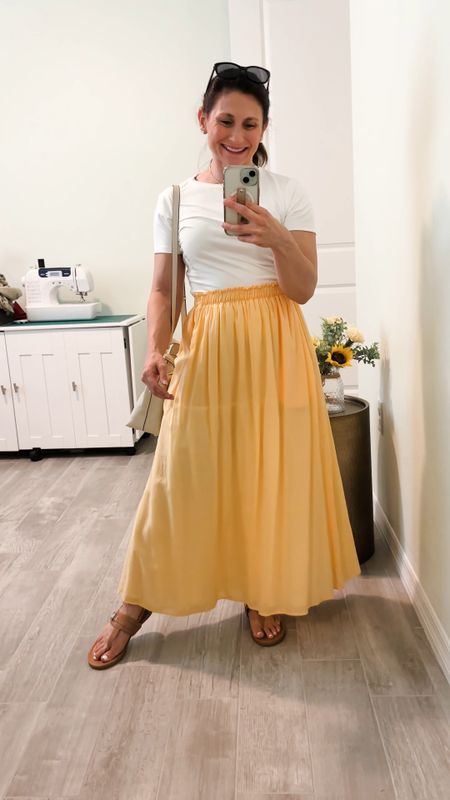 Petite Friendly maxi skirt. It's also reversible! I'm wearing size 1. Wearing size small in the fitted tee. I'm 4'10" and 115#; bust 32B, waist 26, hips 36


#LTKStyleTip #LTKVideo #LTKOver40