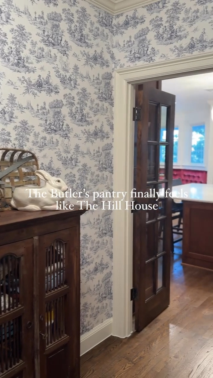 Classic Blue Toile Wallpaper | Butler’s Pantry 

Blue toile wallpaper in the Butler’s pantry was the moment this space finally felt like the Hill House. Classic, layered, and timeless.

#bluewallpaper
#toilewallpaper
#butlerspantry
#classicinteriors
#collectedhome
#timelessdesign
#pantrydesign