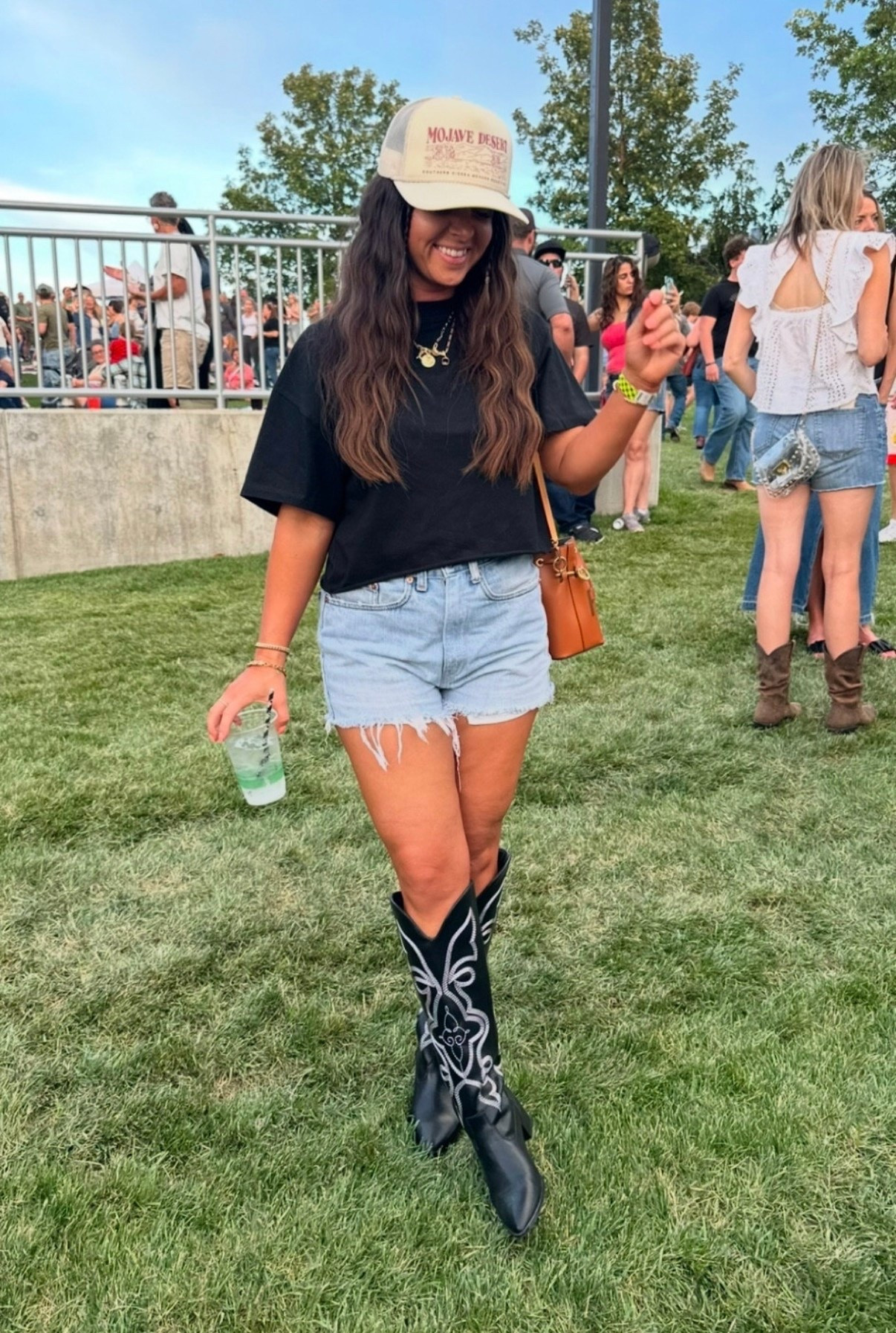 The best boots and denim shorts from Amazon 👢🖤🎶

#LTKgrwm #LTKootd #LTKSeasonal