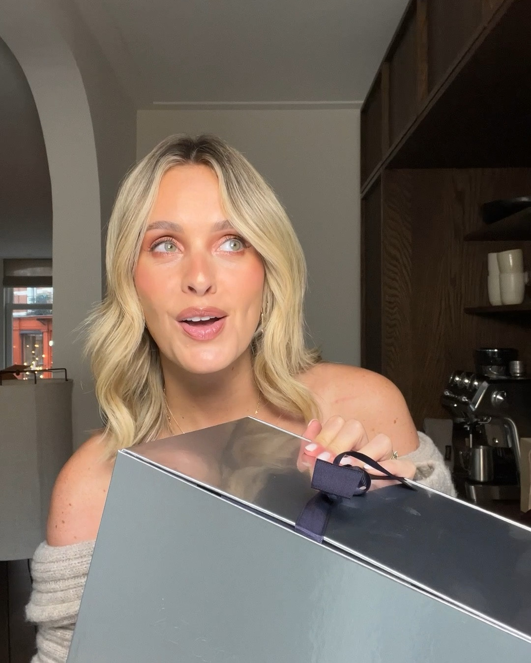 First time opening an advent calendar ever! I received this @lookfantasticnl calendar the other day and it’s been a while being this excited! #AD
25 days, 13 full size products and a gift voucher from FOREO worth €30! The value of the box is €650 and you can buy it for only €120.
Make sure to watch the video until the end because I am opening day 25 with you and it’s an item you WANT! Trust me! 
You can shop the calendar online via the LOOKFANTASTIC App! #moderosa #lookfantastic 