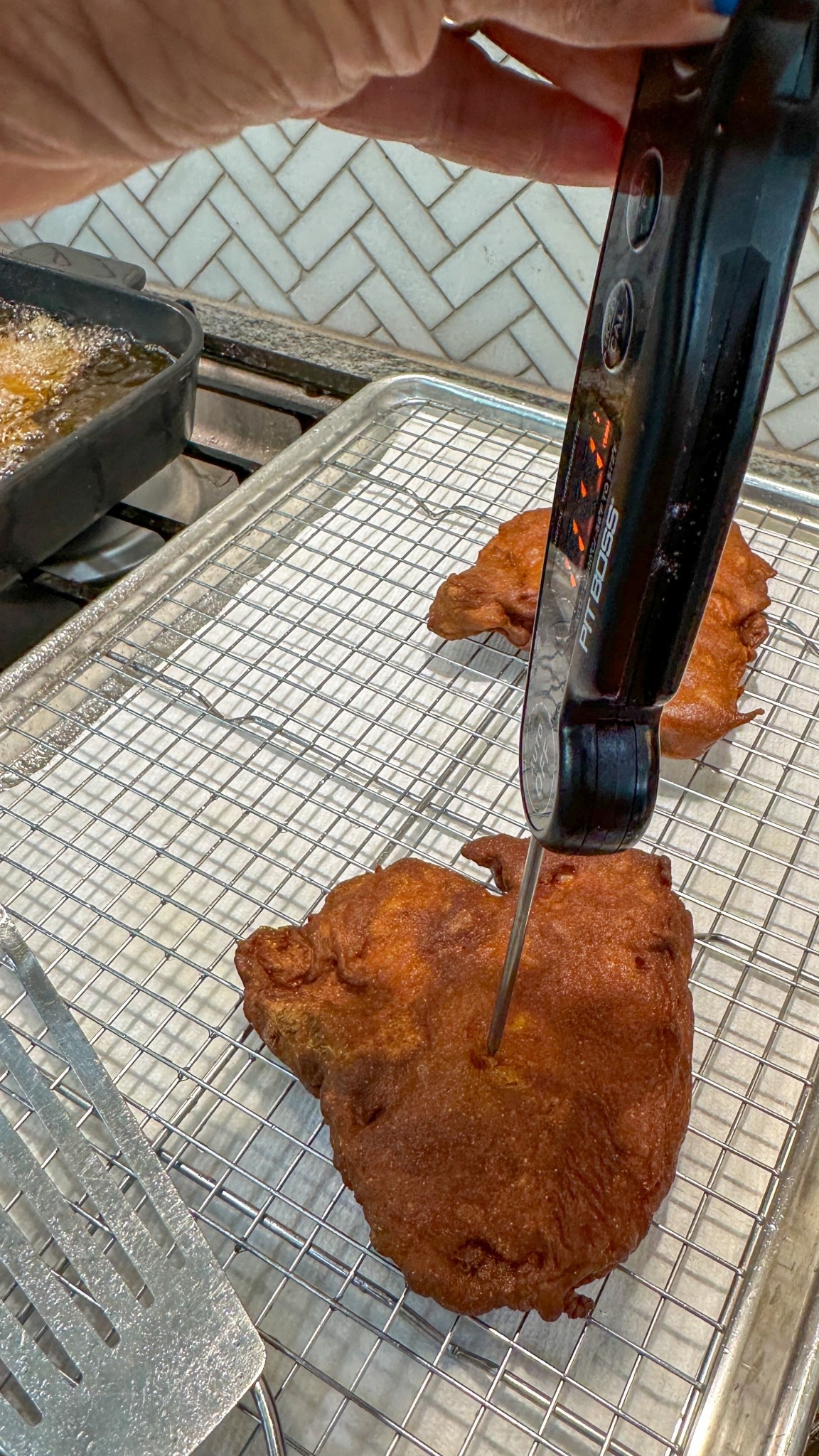 This one is for the foodie. This thermometer is perfect for indoor or outdoor cooking. #Thermometer #foodie #cooking #meatthermometer 