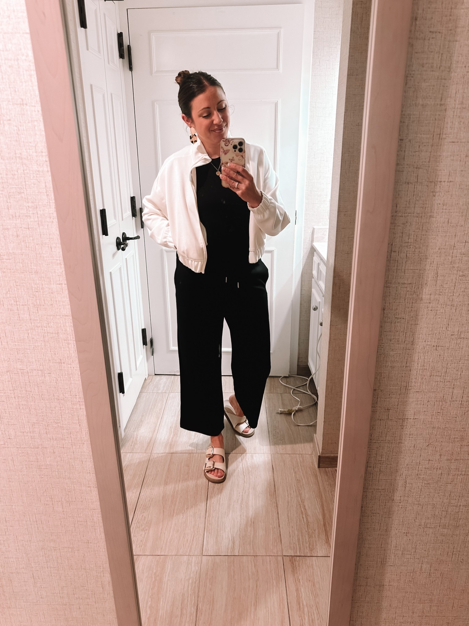 Weekend look 🤍🖤

#LTKFindsUnder50 #LTKTravel #LTKActive