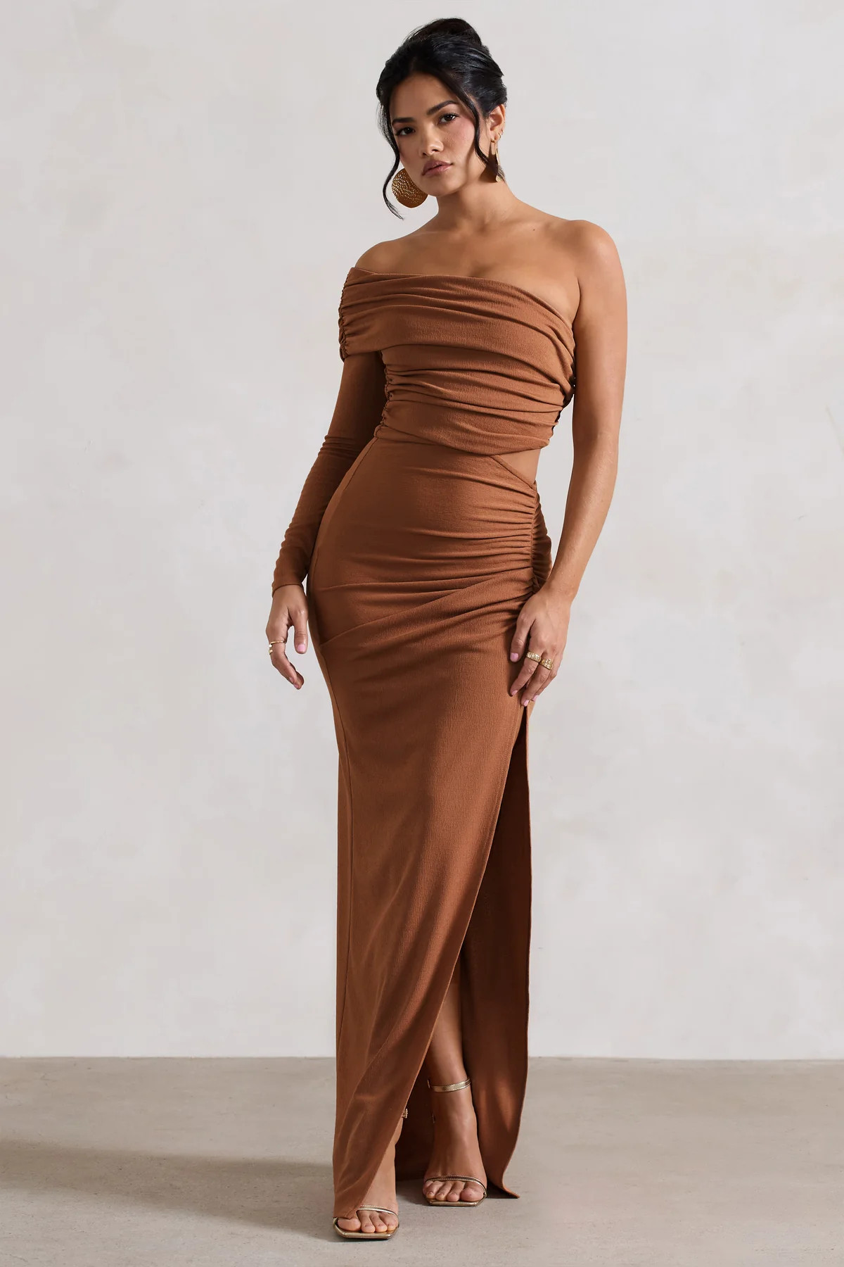 Ecuador | Camel Crinkle Asymmetric One-Sleeve Cut-Out Maxi Dress | Club L London