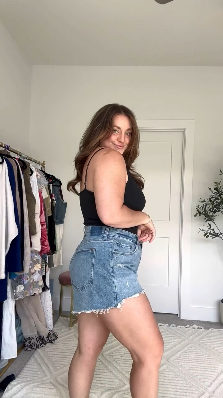 ABERCROMBIE BI-ANNUAL DENIM SALE IS BACK!! Shop my most worn Jean shorts this summer ON SALE NOW before they are gone! 
I am wearing the Curve Love High Rise Mom Short in a 33/16 and the fit is so comfortable!