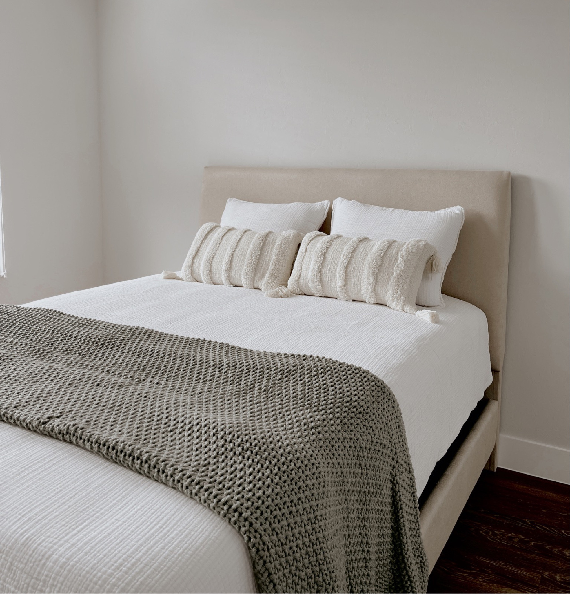 Guest room in Naples 

Home decor, neutral decor, guest room, grey and tan decor, modern bedroom, modern home



#LTKtravel #LTKfindsunder100 #LTKhome