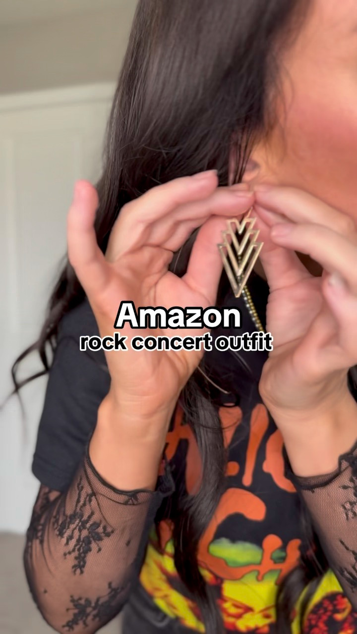 perfect for your next rock concert 🤘🏼🖤 Graphic Tee- size Medium #alternativeoutfit #concertinspo #concertoutfit #LTKFestival #LTKFindsUnder50 #LTKStyleTip 

 #LTKootd