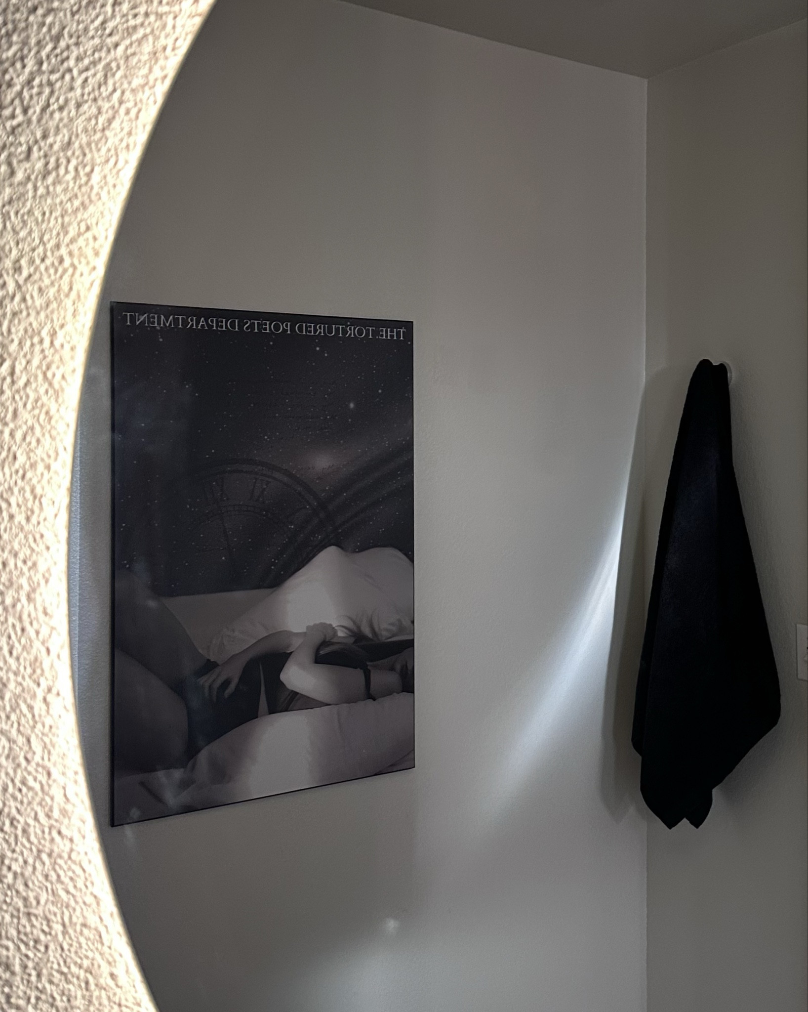 Budget friendly bathroom styling + a serene Swifty moment for my ATX client in his Airbnb bathroom. 🖤🧖🏼‍♀️