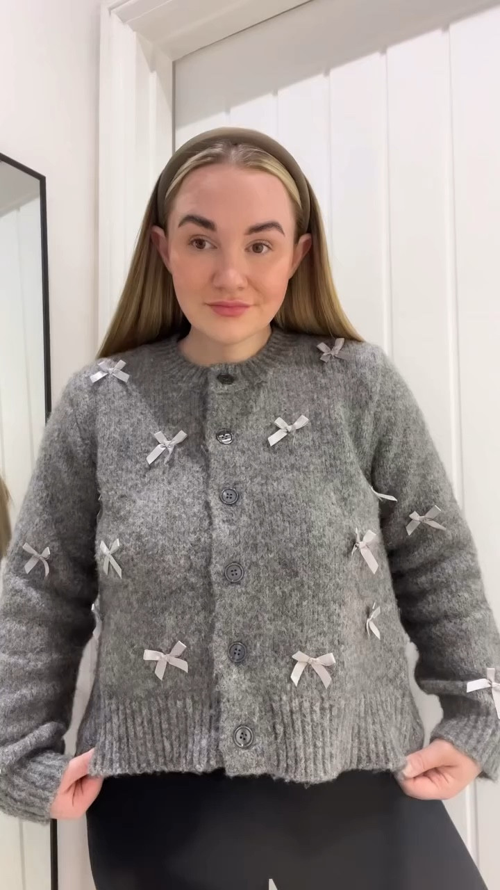 How xmasssy is this cardigan from @newlook will link on my LTK in bio 🎀🎀🎀 #cardigan #xmasjumper #xmasfit #christmas #xmassylooks #newlookers #christmasoutfits  AD