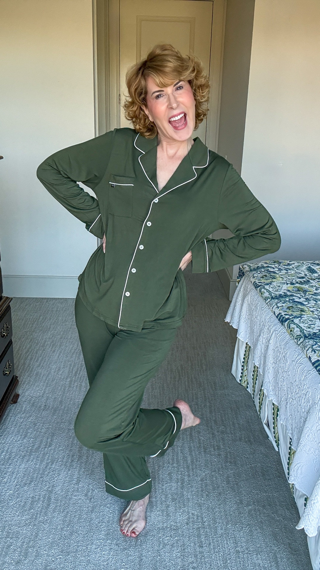 Cozy Earth is offering 30% off sitewide with code CE-EMPTYNEST, making this a great time to shop Cozy Earth bamboo pajamas, luxury bedding, bamboo sheets, loungewear, towels and holiday gifts. I recently put Cozy Earth sheets in our guest room and added these soft, temperature-regulating bamboo pajamas with contrast piping, pockets and a drawstring waist to my holiday wardrobe. Perfect for cozy holiday mornings, Christmas pajamas, travel and everyday lounging.