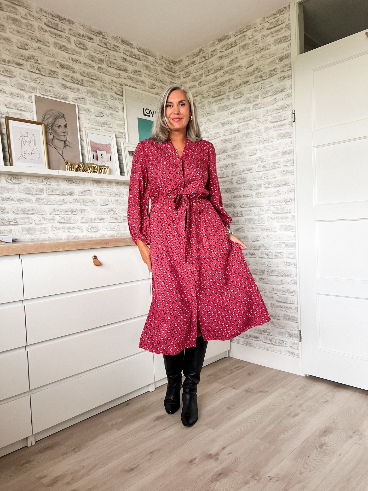 Back to work look. Bordeauxrode doorknoopjurk met print (42)

#LTKFashionMonth #LTKworkwear #LTKeurope