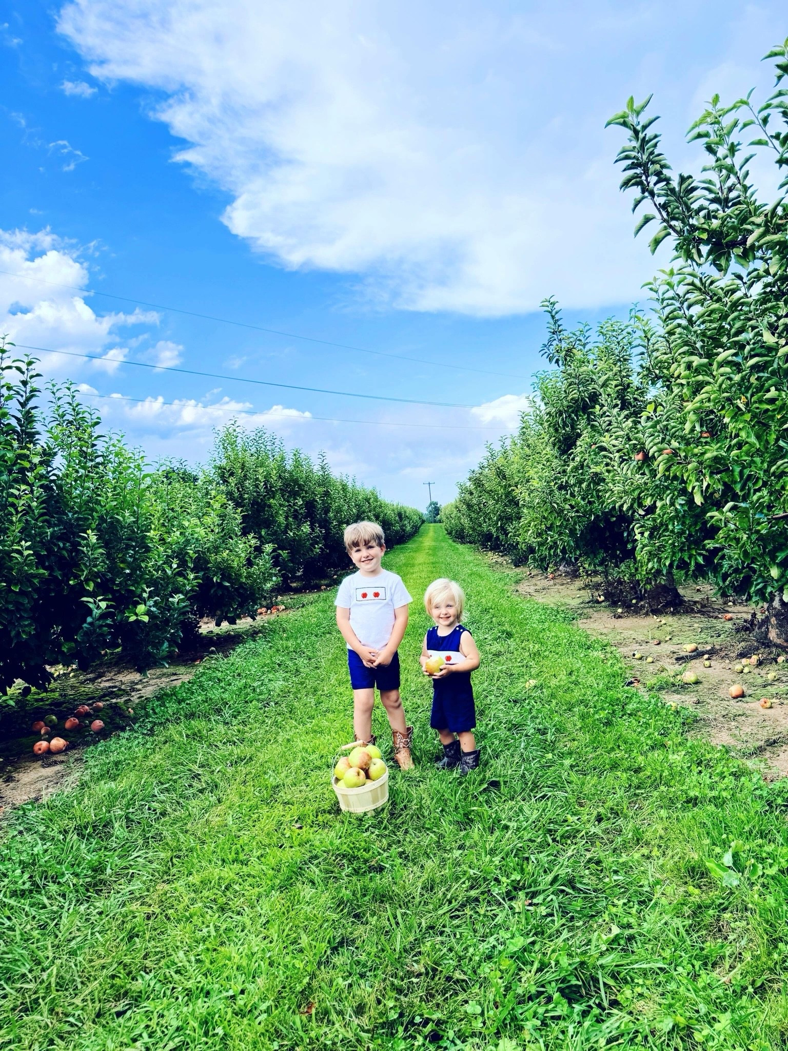 w e e k e n d   c a m e r a   r o l l  🎞️🍎🧺🌳🛻🥧🍽️💒🍏🥣👑🏙️💐💦⛱️ #thisweekend #weekendmemories #fullhearts #applesofmyeye #weekendwithmyboys