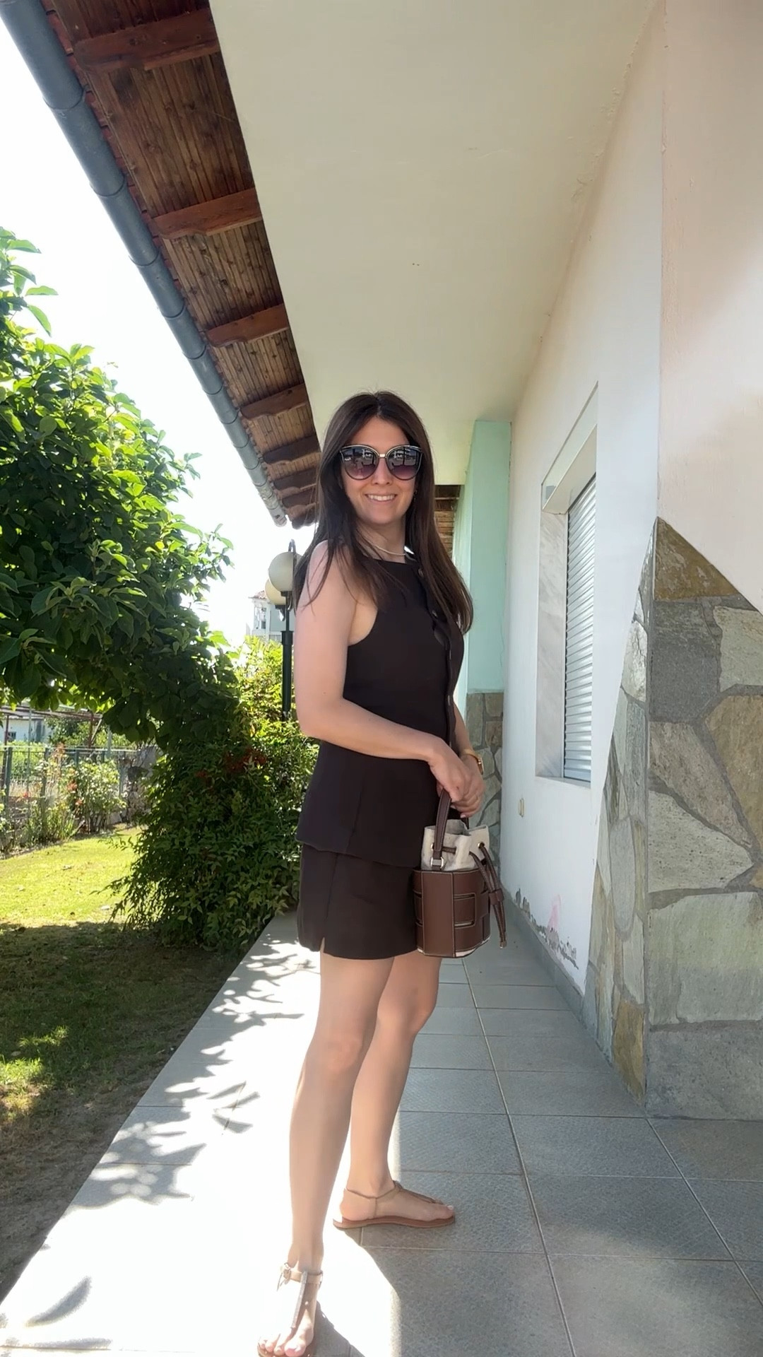 Bare with me I’m almost done with the vacation outfits 😂
A total brown outfit combined with pearl jewellery!
I wasn’t sure about the top combined with the shorts, they are not a set, but I went for it. Looking back to it, I think that the shorts are probably to wide and relaxed for the top but I got a compliment when I wore it, so it’s a win!
What do you think about this look?

#LTKsummer #LTKtravel #LTKeurope