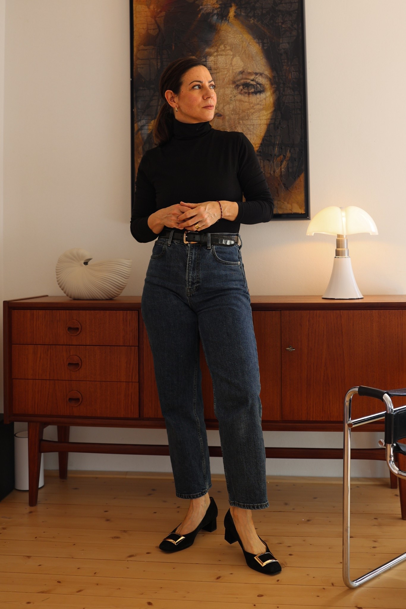 The black turtleneck, famously worn by Audrey Hepburn, remains one of the most timeless pieces in fashion. Simple yet elegant, it frames the face and adds effortless sophistication to any outfit. 

Paired with high-waisted jeans, the look balances classic refinement with casual confidence. The structured denim highlights the waist, while the sleek turtleneck keeps the silhouette clean and iconic—proof that true style often lies in simplicity. ✨

Jeans: Everlane Way-High, Size 27 with the shorter inseam (great for Petites)
Black turtleneck bodysuit: Not Basics
Belt: NaNin
Shoes: Högl

#LTKjeans #LTKeurope #LTKpetite