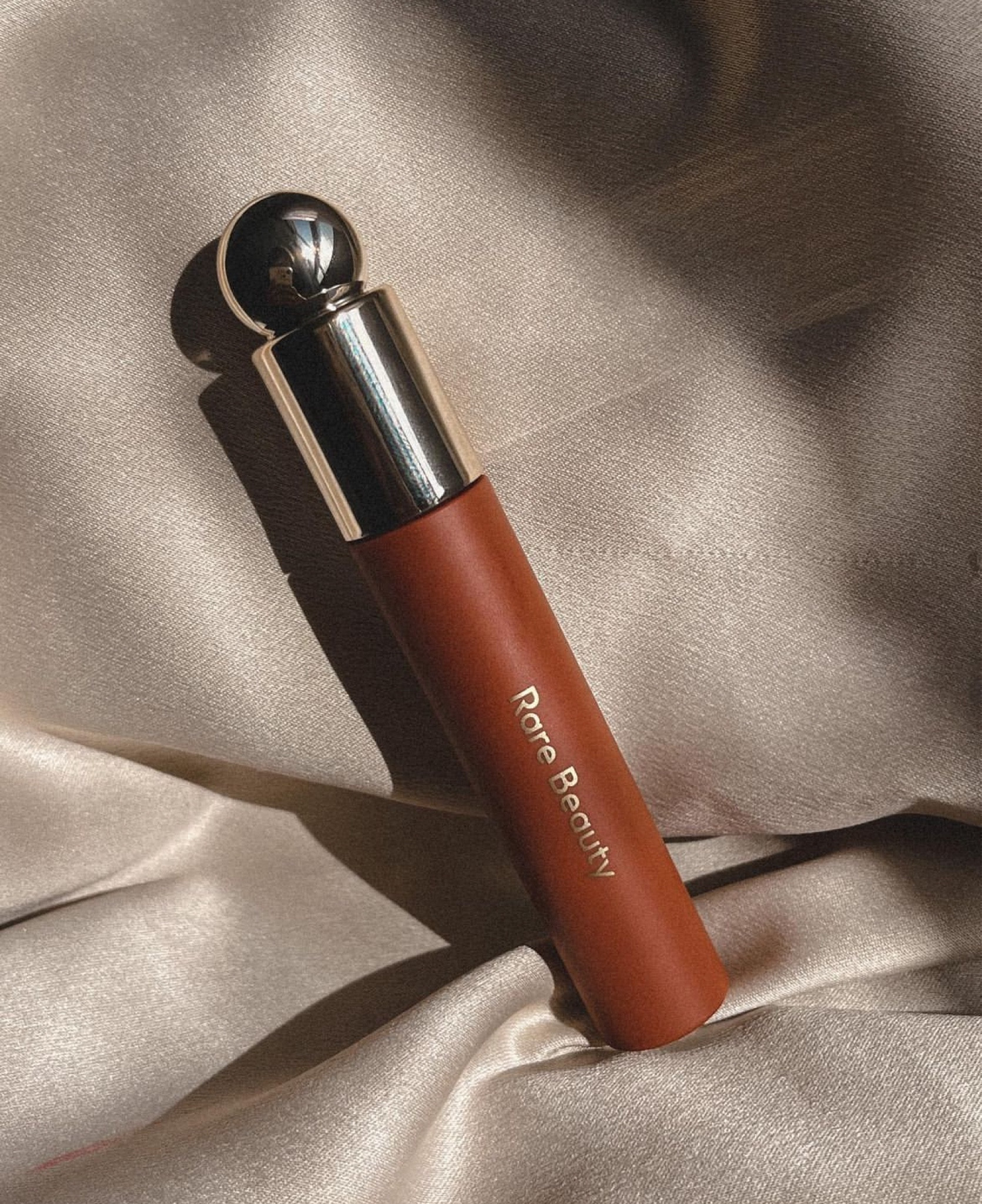 Ele tem um fundinho de cor suave, hidrata e nutre os lábios, e tem um acabamento bem brilhante porém muito confortável. Ele não é gloss, é um óleo labial, com uma textura super fininha que não acumula nos lábios e nem fica grudento.
É maravilhoso e estou obcecada, quero todas as cores! O meu é o Honesty, esse tom mais marronzinho, super coringa.

#LTKbrasil #LTKbeleza