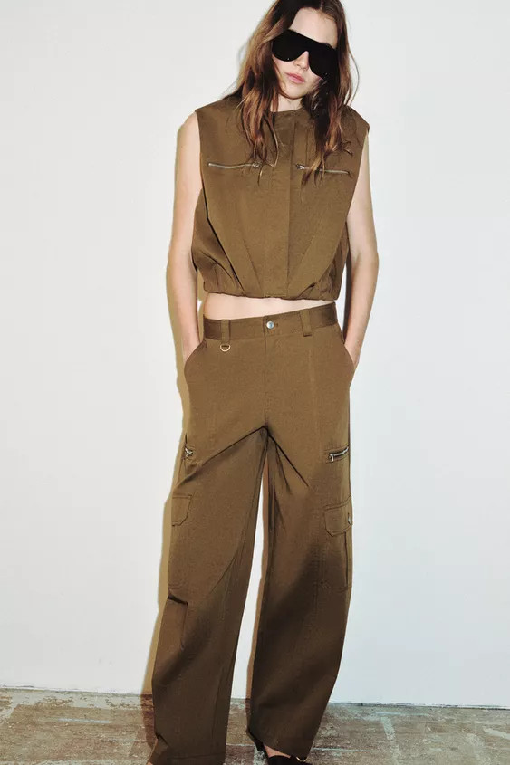 GILET À ÉPAULETTES AVEC BAS ÉLASTIQUE | Zara US