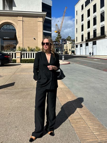 The most comfortable suit I have worn. Very light weight and breathable. Wearing a M in both and it has a nice oversized (but not too much) fit to it. For anything Jenni Kayne, the code HELENA15 gets you 15% off. 

I am a little under 5'7 and did not get the pants hemmed. Flats are Chanel. #jennikayne 