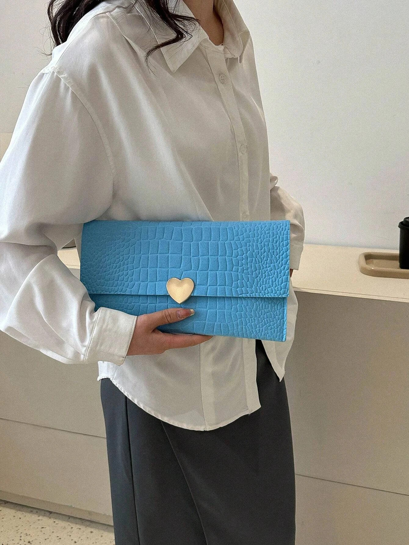 Borsa a busta effetto coccodrillo medio metallo decorato a cuore | SHEIN