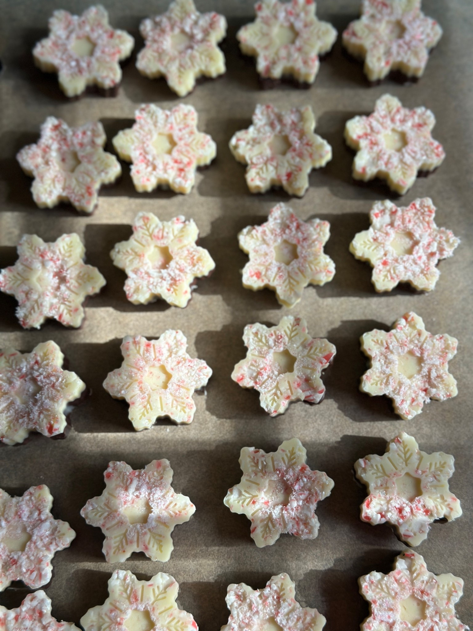 Homemade peppermint bark but make it festive ❄️

#LTKHoliday #LTKGiftGuide #LTKfoodie