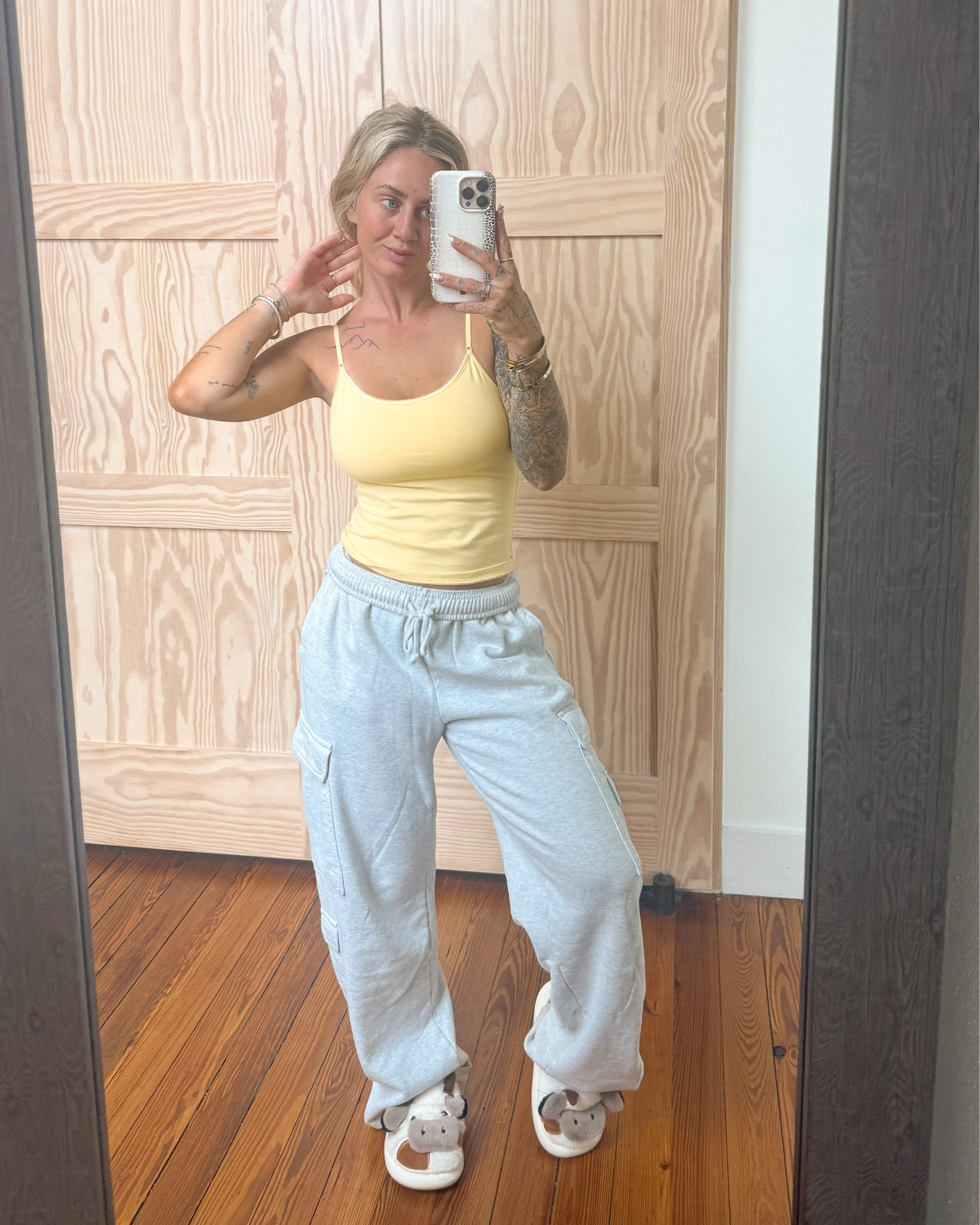 Little lounge wear for a day at the house! Wearing an xs in top, xs in sweats and size 6 In slippers 💛