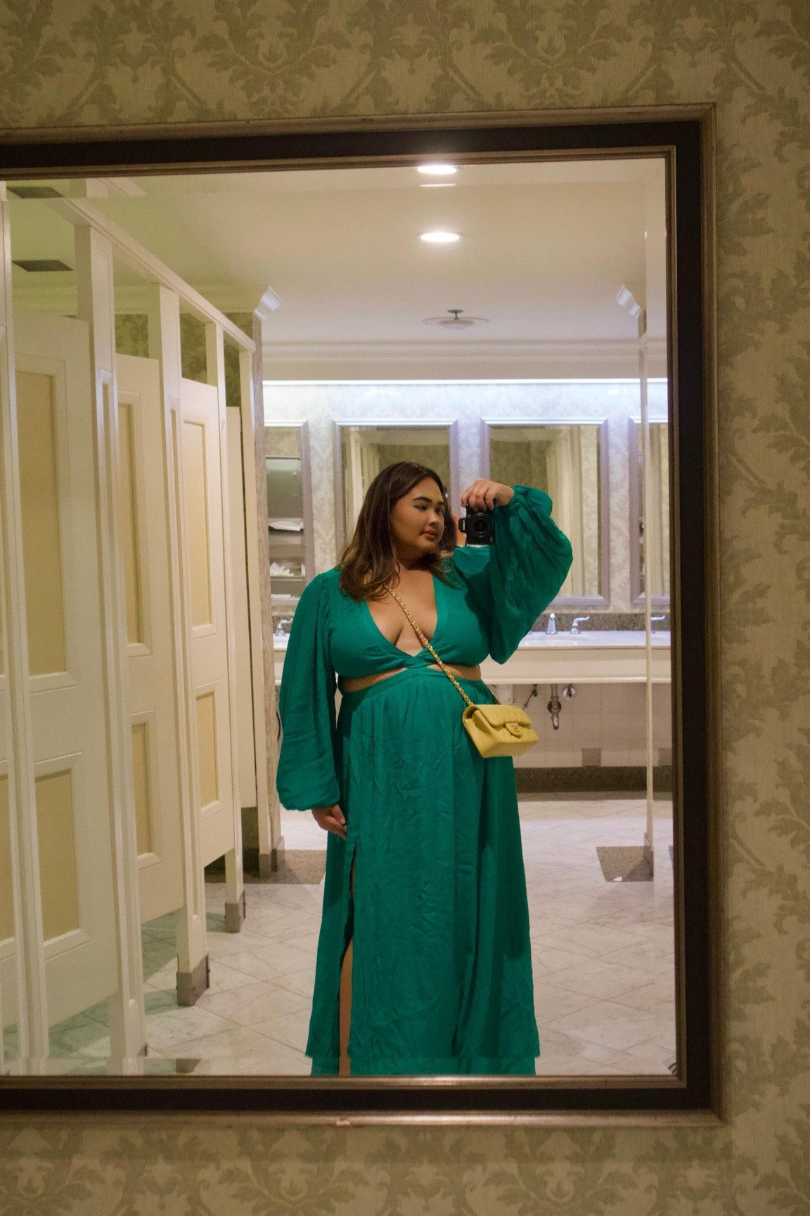 Midsize queen looking for the perfect wedding guest dress with sleeves? I got you! 😉 

Found the perfect dress that’s stylish and flattering. The sleeves offer coverage without sacrificing elegance. Plus, they have lots of colours to choose from and design are versatile enough to match any wedding theme. ✨ Trust me, you’ll be dancing the night away in this stunning dress. 😍

Comment DRESS for link 🔗🥰

🏷️ midsize wedding guest dress, midsize fashion, curvy vacation dress, size 14 dress, midsize outfit inspo, wedding guest outfit