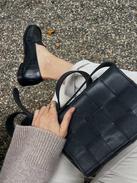 Jenni Kayne Croc loafers (25% off with code FALLPAIR) + Parker Clay woven handbag 

#LTKSale #LTKshoecrush #LTKSeasonal