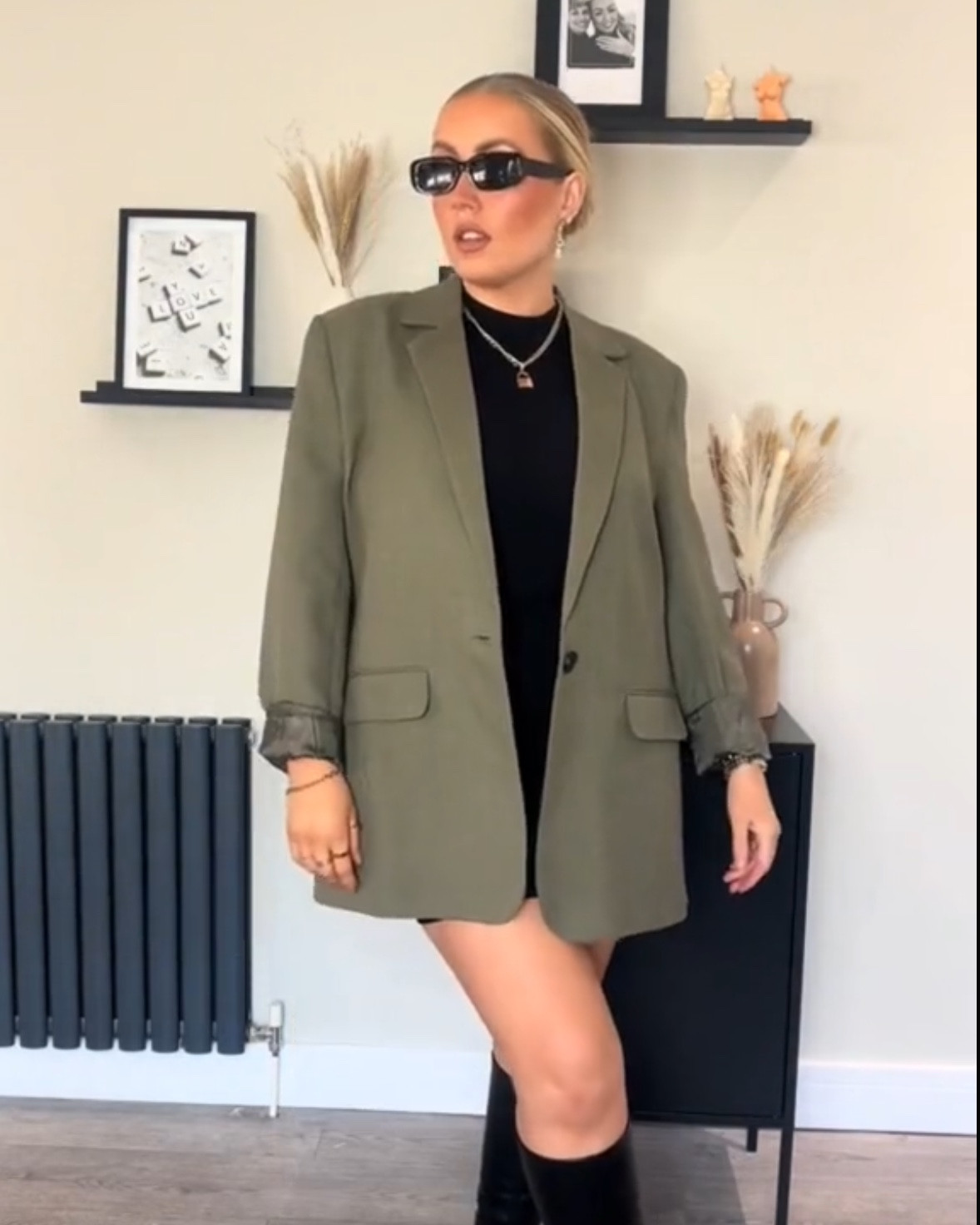 Hey girlies this is an old fit from last year so I’ve linked some alternatives where I wasn’t able to get the exact product anymore 🫶🏼 the boots are the exact ones though 🖤