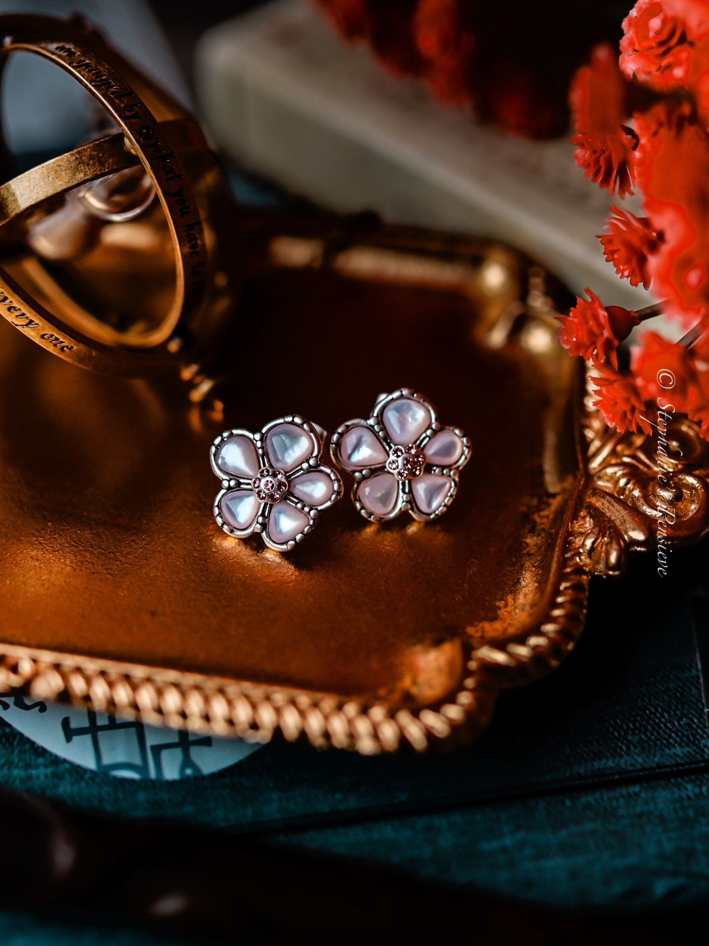 Hermione Granger Vibes

The brightest witch of her age ✨

Beaded bag: @thenoblecollection 
Earrings: @thenoblecollection 
Wand: @thenoblecollection 
Bronze time turner: @runningpressmini 
History of Magic: @minalimadesign 

#hermionegranger #noblecollection #harrypotter 
Harry Potter 
Hogwarts 
Gryffindor 
Wizarding World