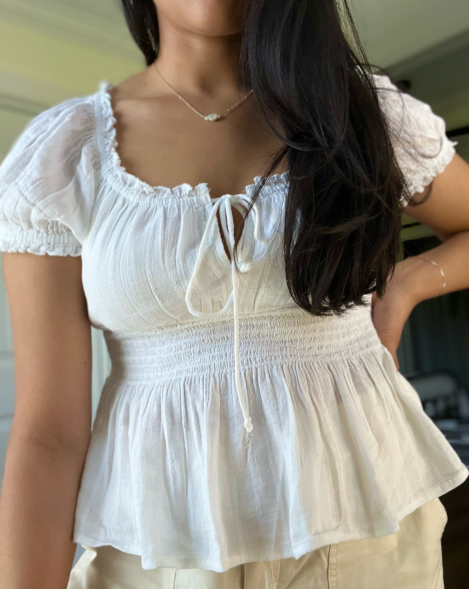 Wearing a M and it fits perfectly! I’m 5’4, 140ish lbs. i wore a unlined nude bra that’s slightly plunge bra. It’s so comfortable and works perfectly with this top