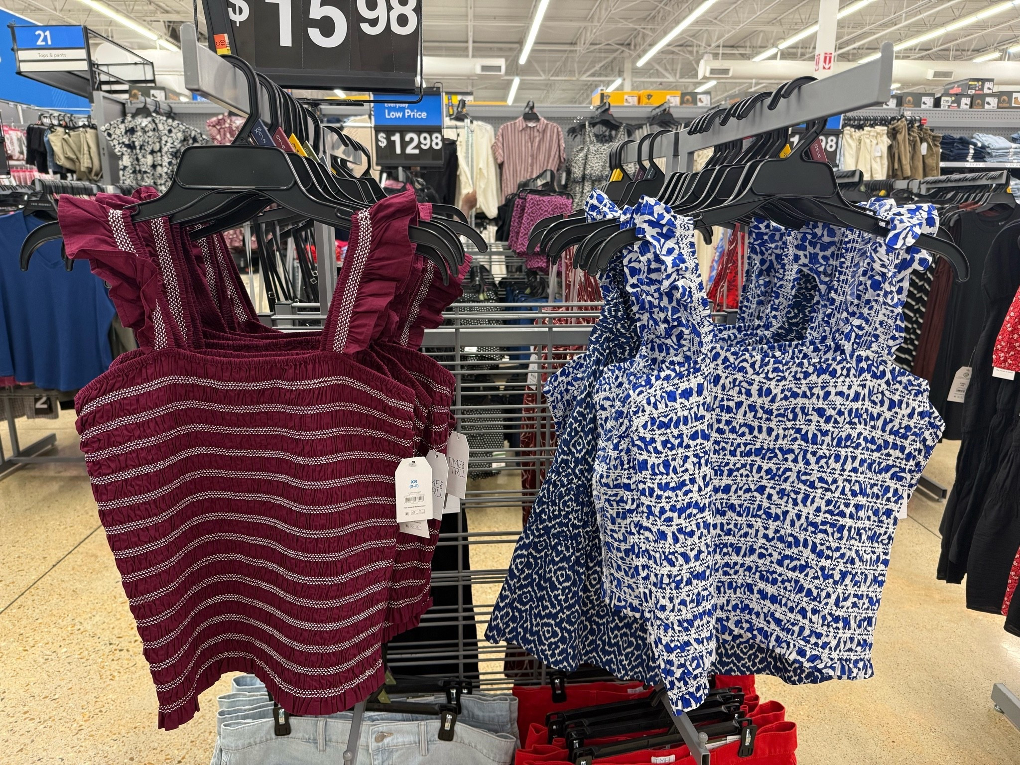 Cutie summer tops. Loving this design 😍pair these with some white shorts and you’re good to go.