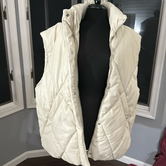 Abercrombie & Fitch NWT Vegan Leather Ladies Puffer Vest | Poshmark
