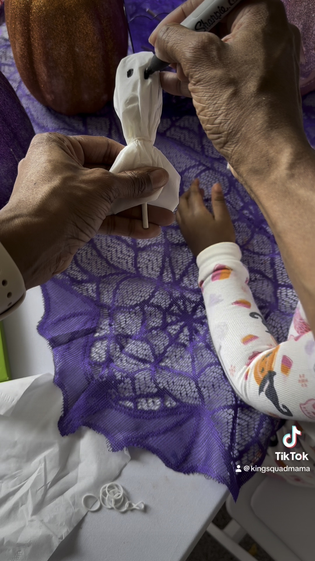 Spooky Ghost Pops 👻

Family fun activity or perfect for classroom Halloween Treat. 

#LTKKids #LTKHalloween #LTKParties