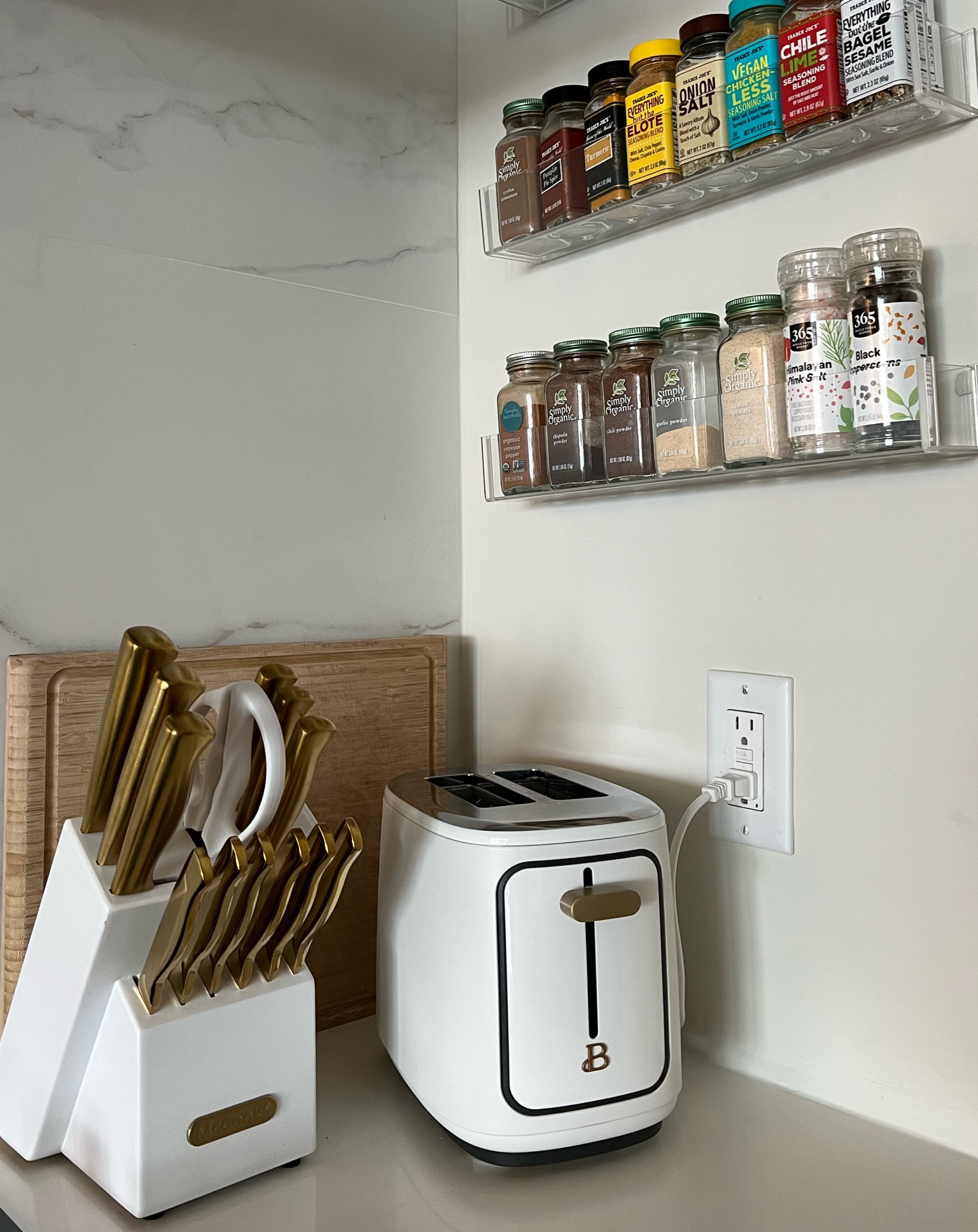 Kitchen Decor/Appliances/Organiztion 
Loving the aesthetic of all white (& gold) appliances 
Found this white toaster at Walmart from Drew Barrymore’s line…
This white & gold knife set is from Amazon. 
Also we had to get creative with our kitchen storage so I found these acrylic spice holders on Amazon as well. 


#LTKstyletip #LTKSeasonal #LTKhome